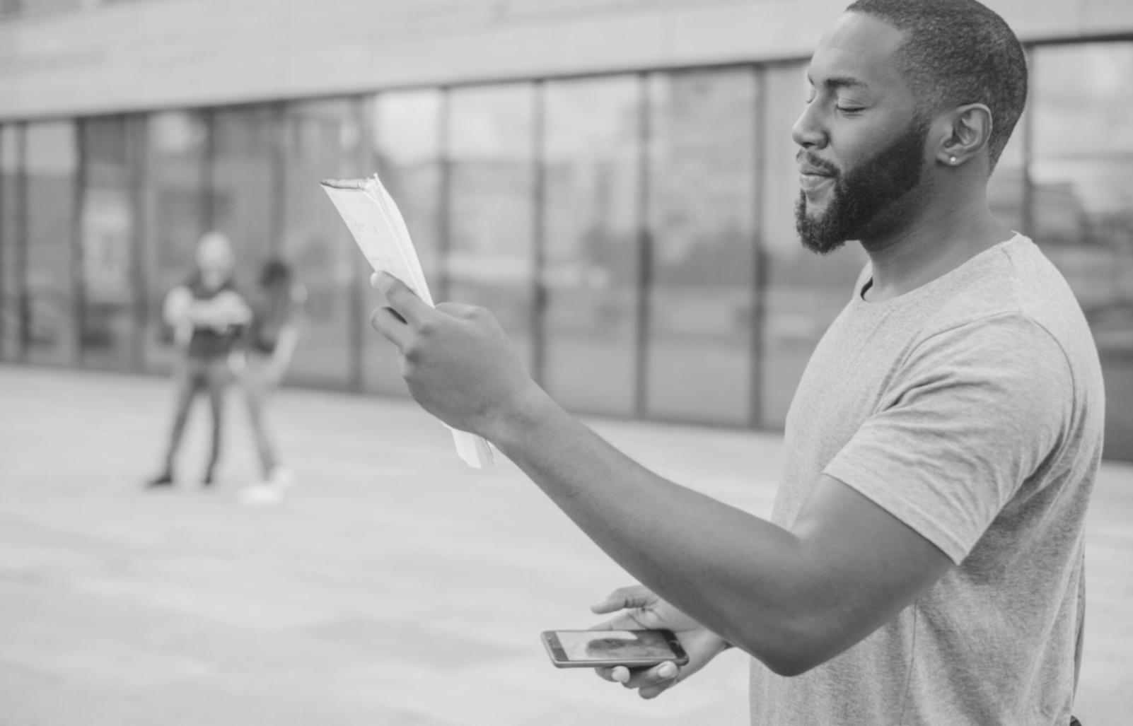 Ambiente professionale del salone durante una sessione di styling