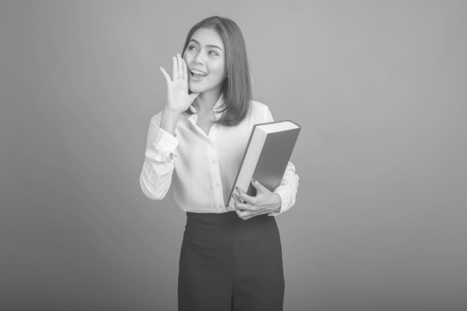 Parrucchiere che esegue un taglio moderno e preciso